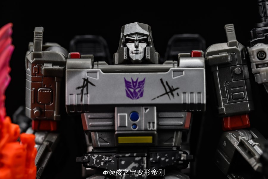 Netflix Megatron With Battlemasters Lionizer & Pinpointer In Hand Images Of WalMart Exclusive Set  (7 of 10)